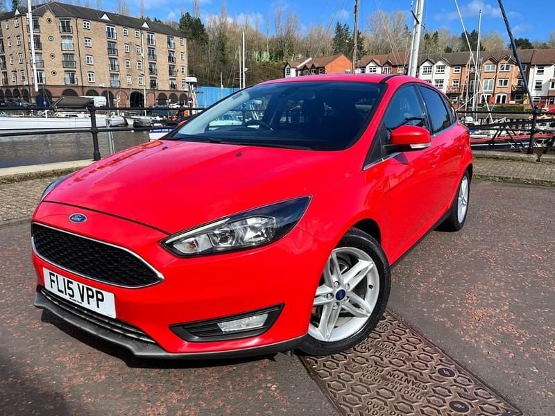 Used Ford Focus Zetec 125 HP (91 kW) 2015 Red Hatchback
