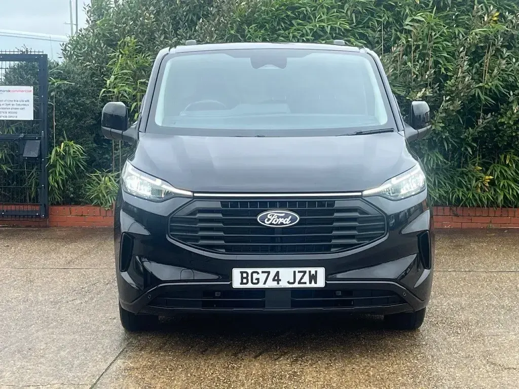 Begagnad Ford Transit Custom Limited 136 HK (100 kW) 2024 Svart Van