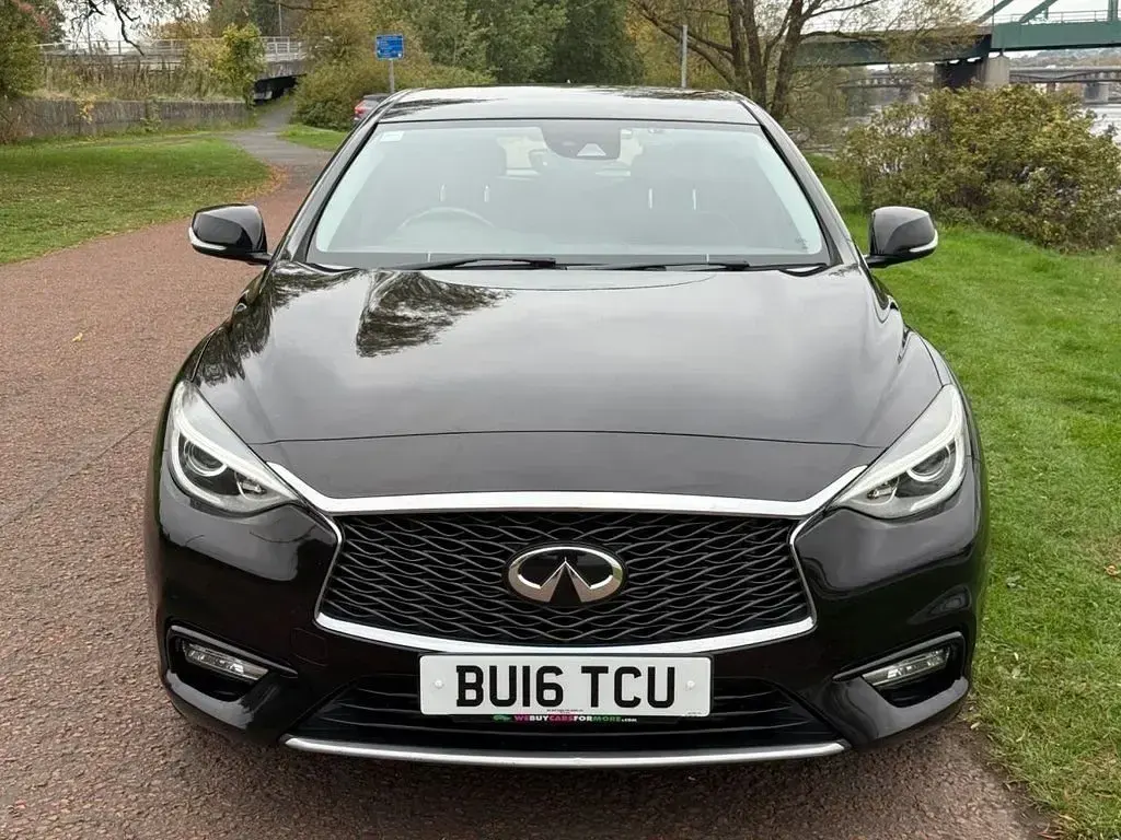 Used Infiniti Q30 Business Executive 109 HP (80 kW) 2016 Black Hatchback