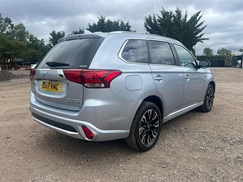 Used Mitsubishi Outlander 200 HP (147 kW) 2017 Silver SUV