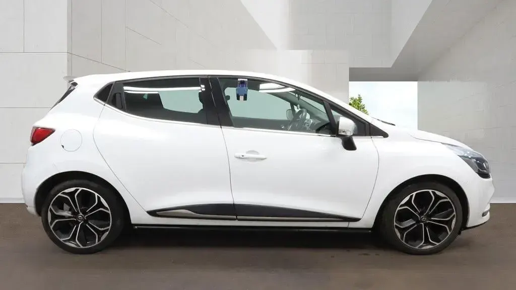 Used Renault Clio IV Iconic 90 HP (66 kW) 2019 White Hatchback