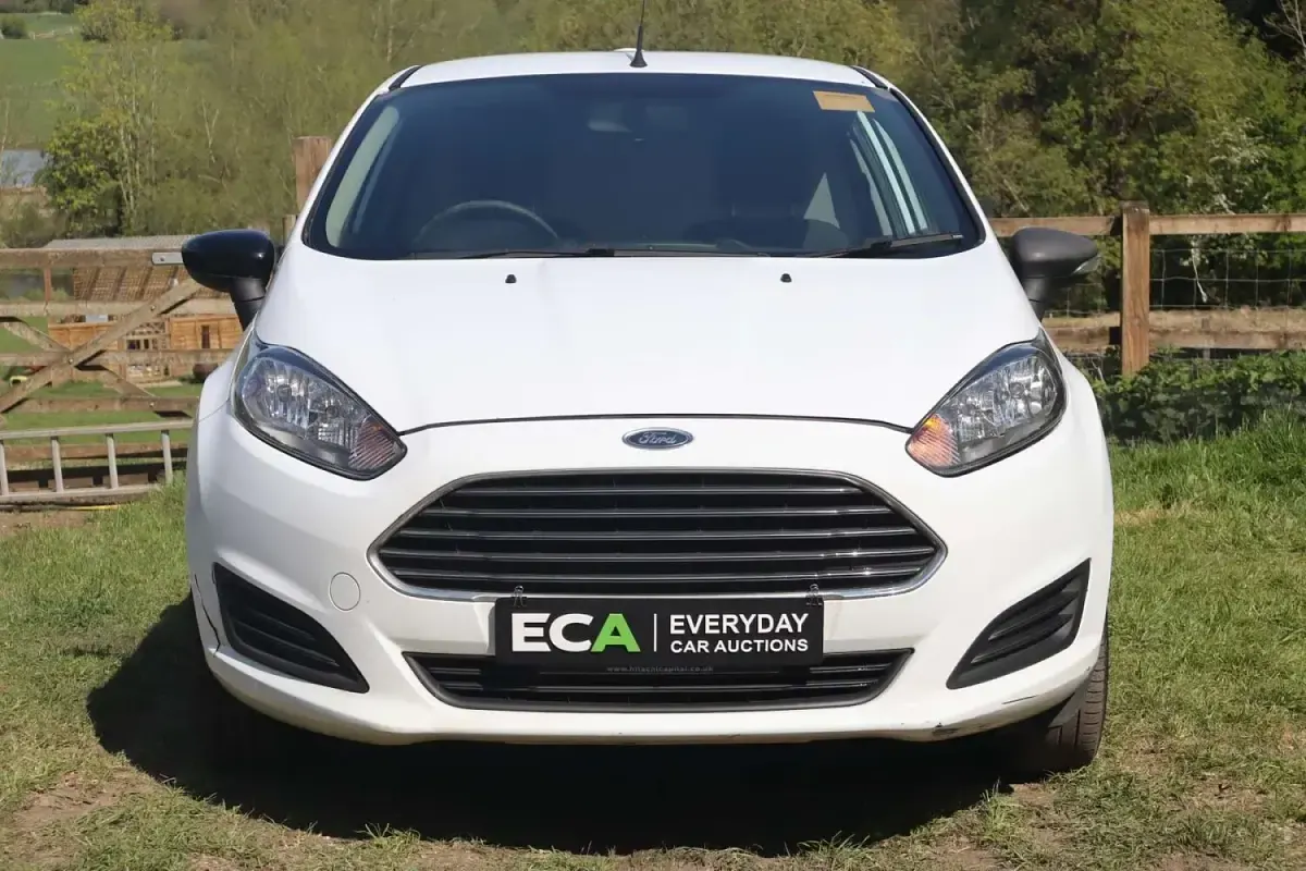 Used Ford Fiesta 94 HP (69 kW) 2015 White Van