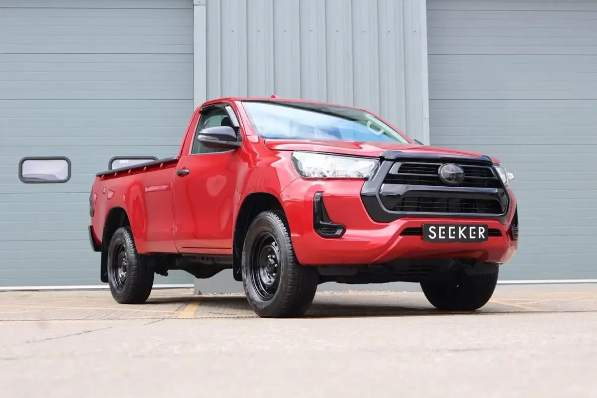 Used Toyota HiLux Active 150 HP (110 kW) 2023 Red Pickup