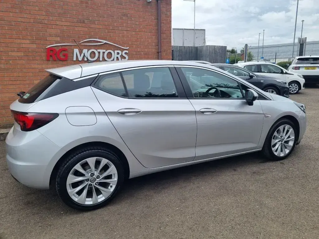 Used Vauxhall Astra Design Edition 99 HP (72 kW) 2017 Silver Hatchback