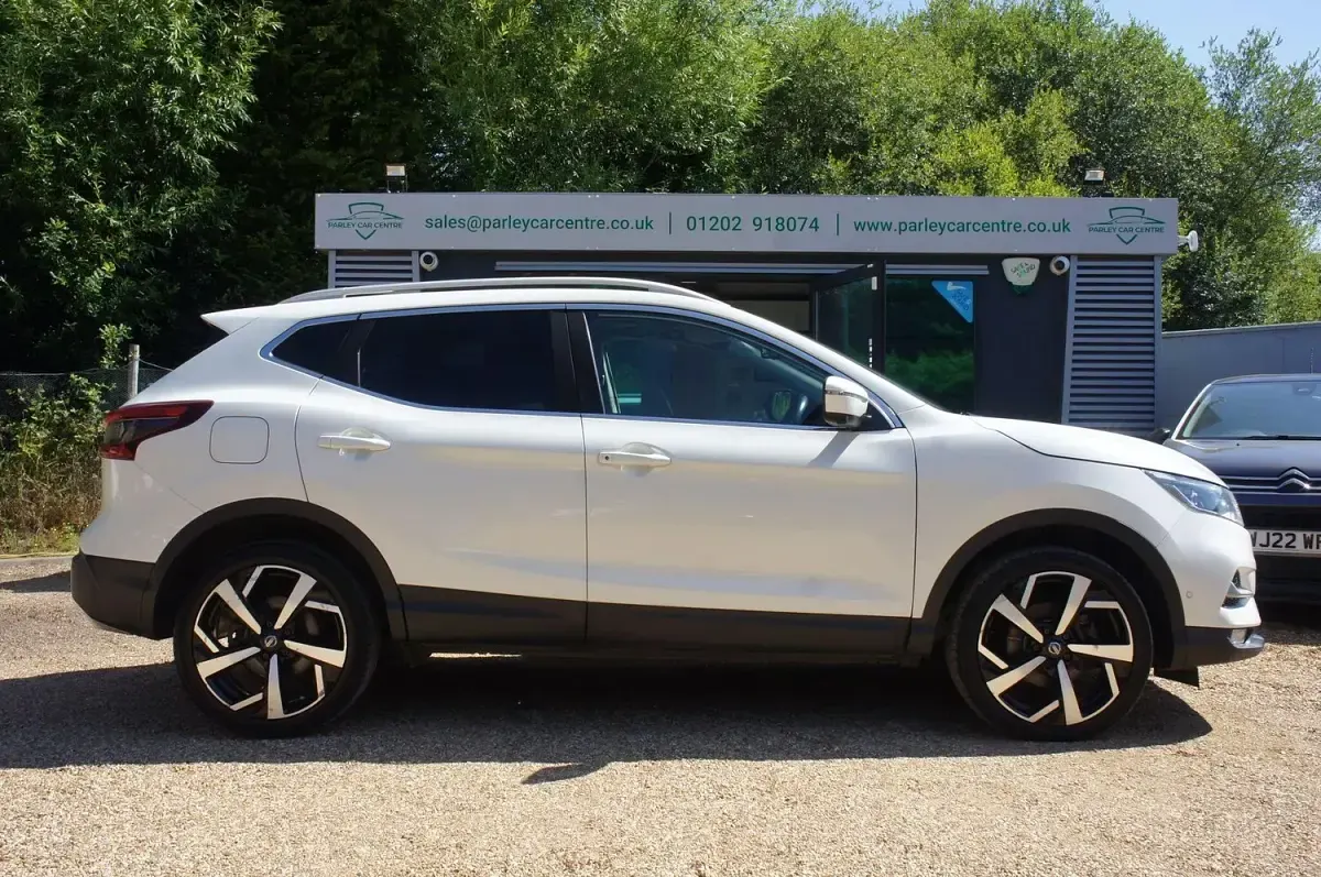 Used Nissan Qashqai Tekna 2017 White SUV
