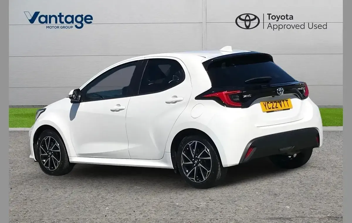Used Toyota Yaris Design 113 HP (83 kW) 2022 White Hatchback