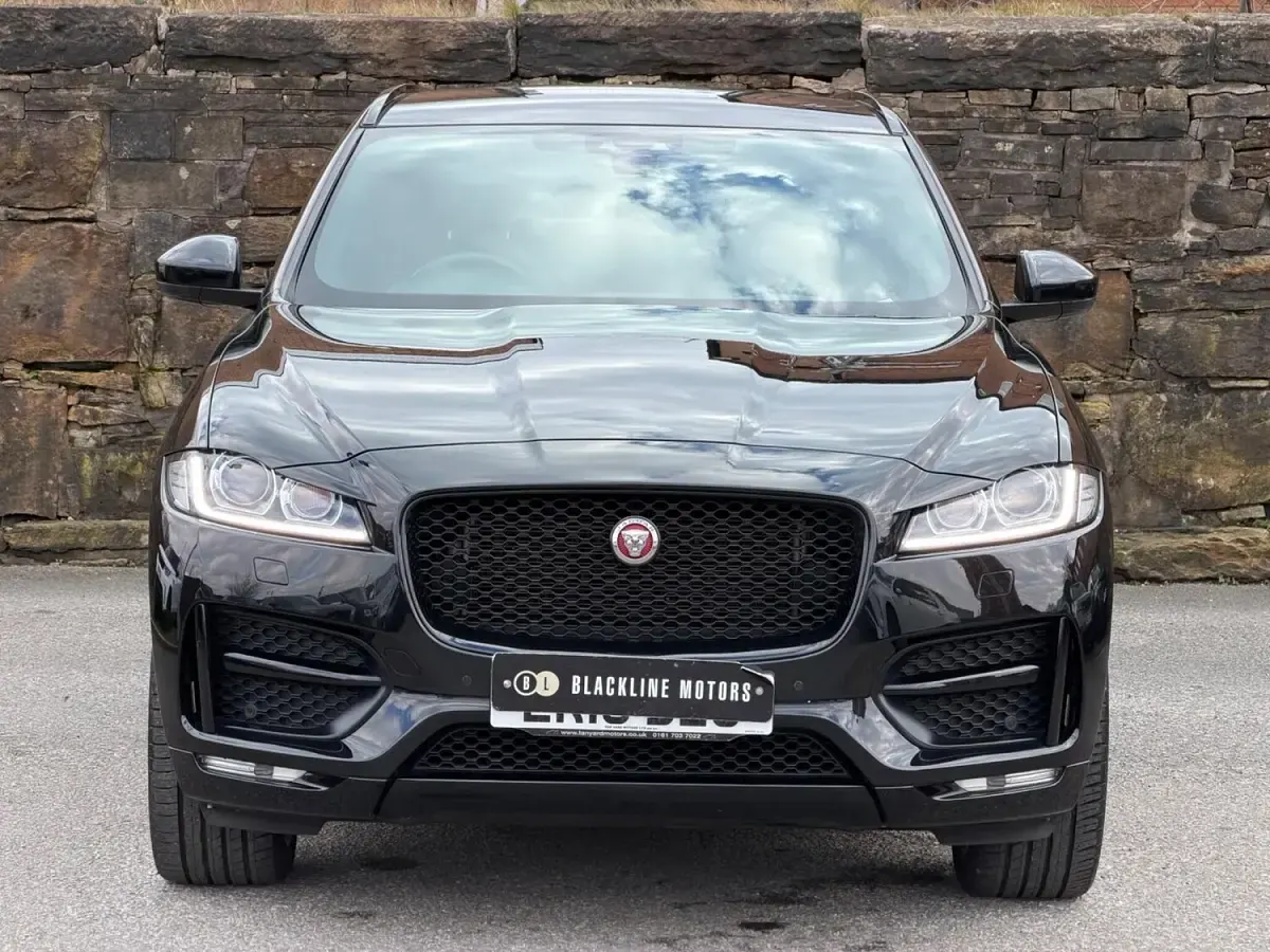 Usado Jaguar F-Pace R-Sport 180 HP (132 kW) 2018 Preto SUV