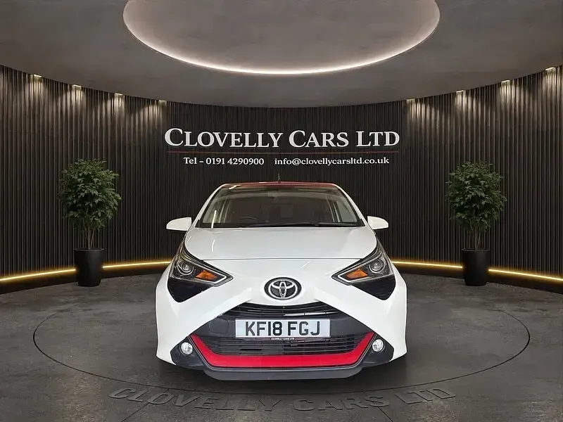 Used Toyota Aygo x-press 71 HP (52 kW) 2018 White Hatchback