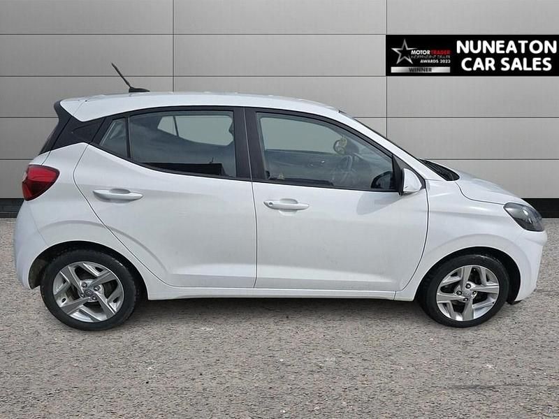 Used Hyundai i10 SE 67 HP (49 kW) 2023 White Hatchback