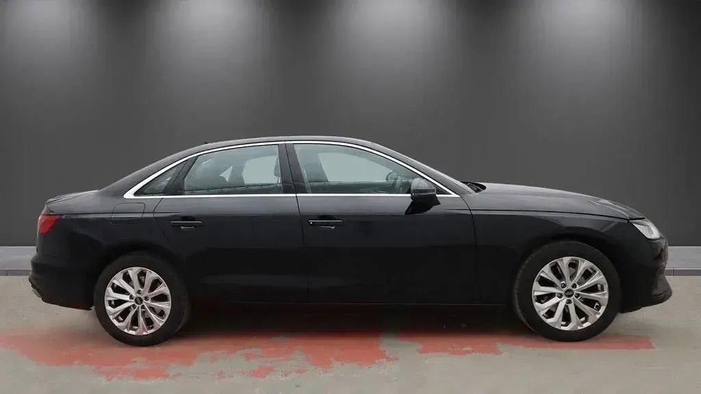 Begagnad Audi A4 Advanced 150 HK (110 kW) 2023 Svart Sedan