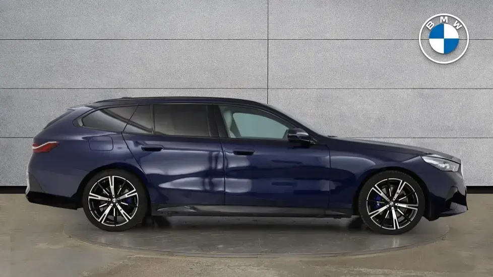 Used BMW 520 M Sport 205 HP (150 kW) 2025 Blue Estate