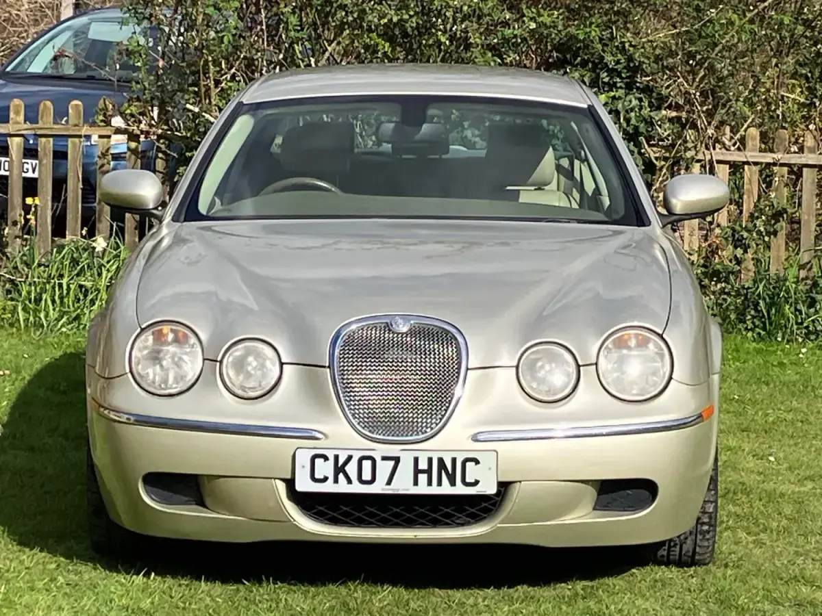Begagnad Jaguar S-Type SE 207 HK (152 kW) 2007 Guld Sedan