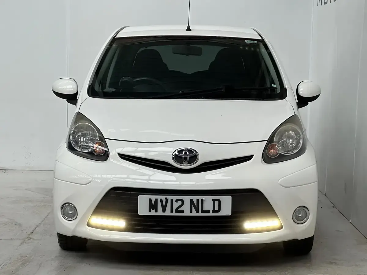 Used Toyota Aygo 68 HP (50 kW) 2012 White Hatchback