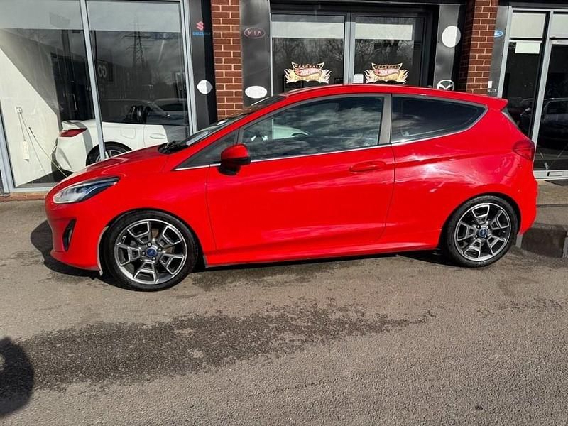 Used Ford Fiesta Zetec 85 HP (62 kW) 2017 Red Hatchback