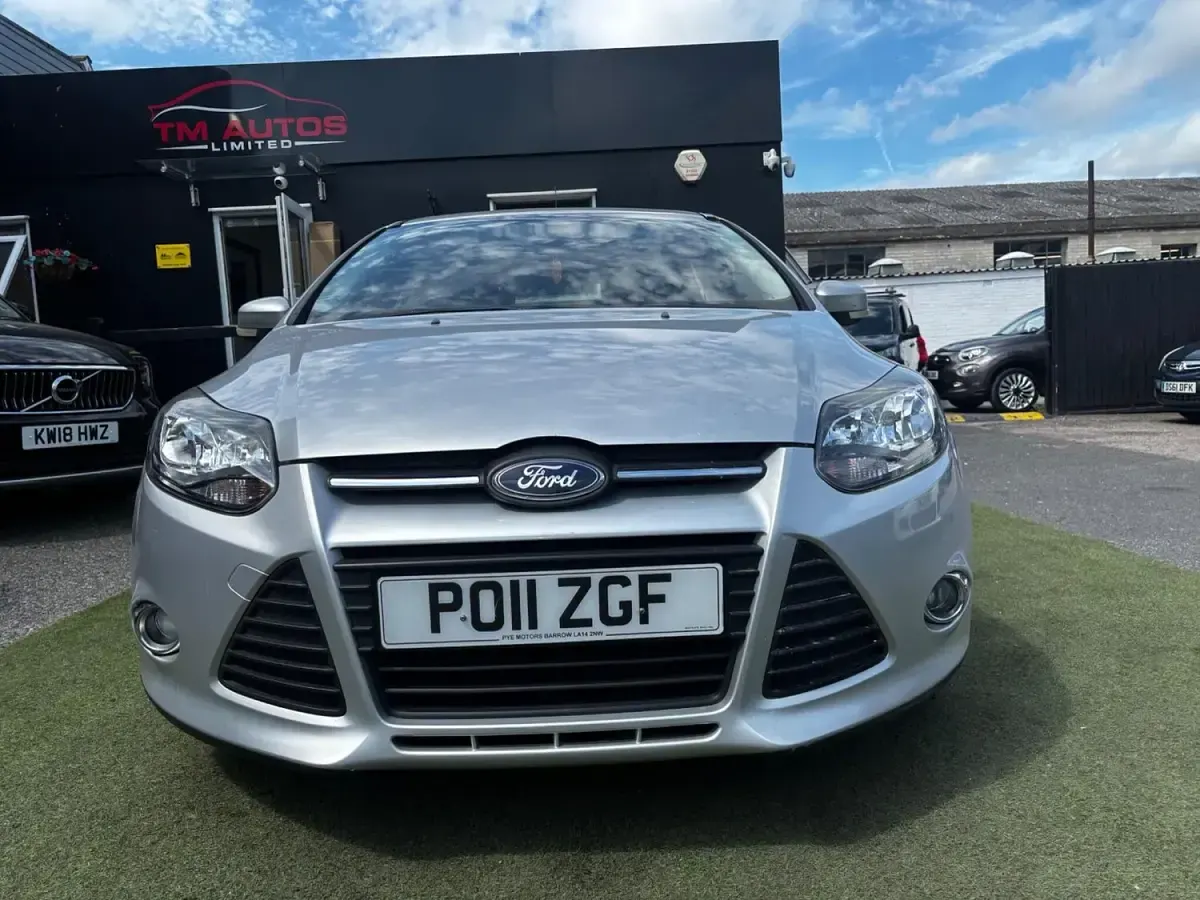 Used Ford Focus Zetec 115 HP (84 kW) 2011 Silver Hatchback