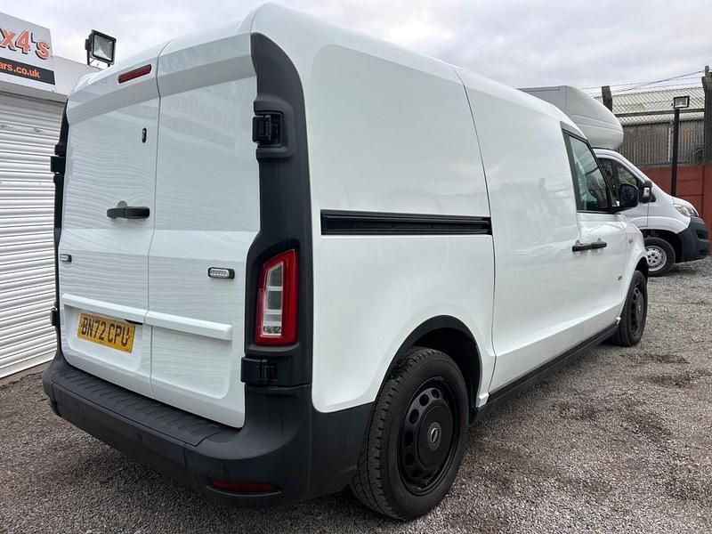 Used LEVC VN5 City 148 HP (108 kW) 2023 White MPV