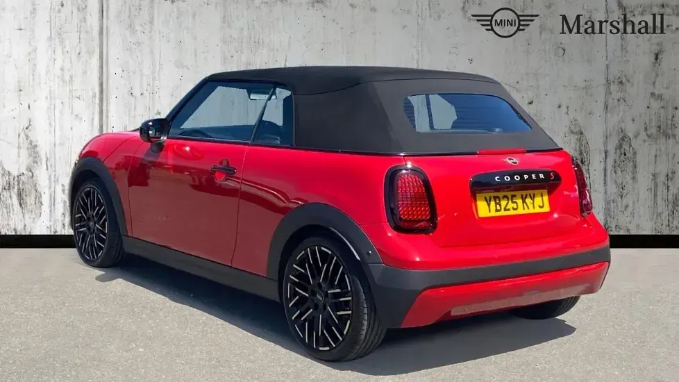 Used Mini Cooper Exclusive 147 kW (201 HP) 2025 Chili red ii Hatchback
