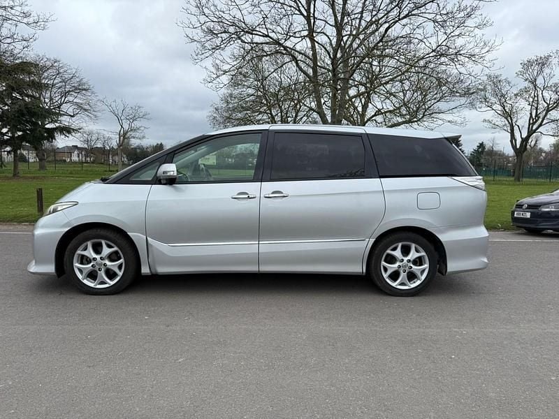 Begagnad Toyota Estima 2026 Silver