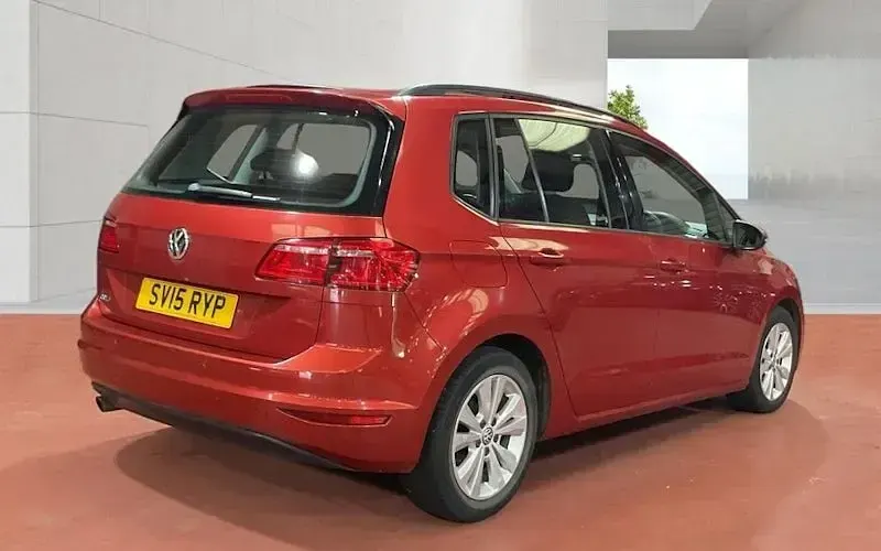 Used VW Golf VII SE 110 HP (80 kW) 2015 Red Hatchback