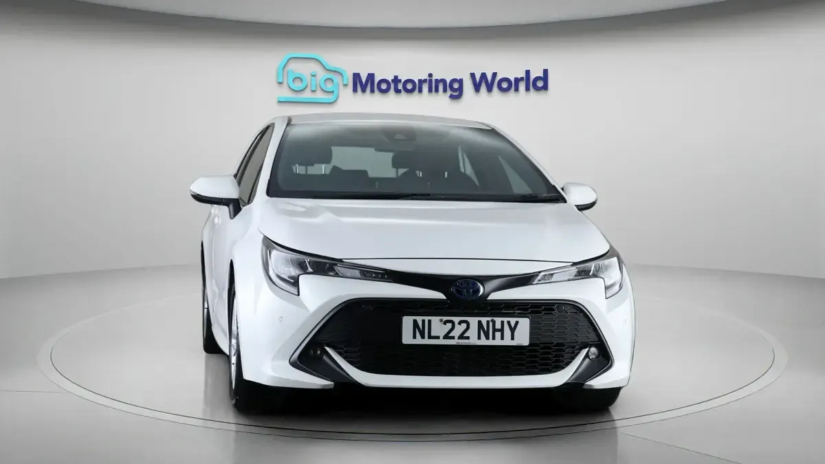 Used Toyota Corolla 122 HP (89 kW) 2022 White Hatchback