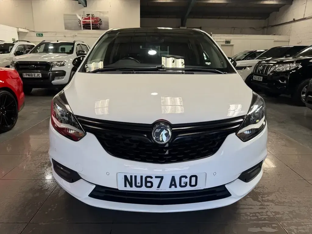 Used Vauxhall Zafira Tourer Elite 140 HP (102 kW) 2017 White MPV