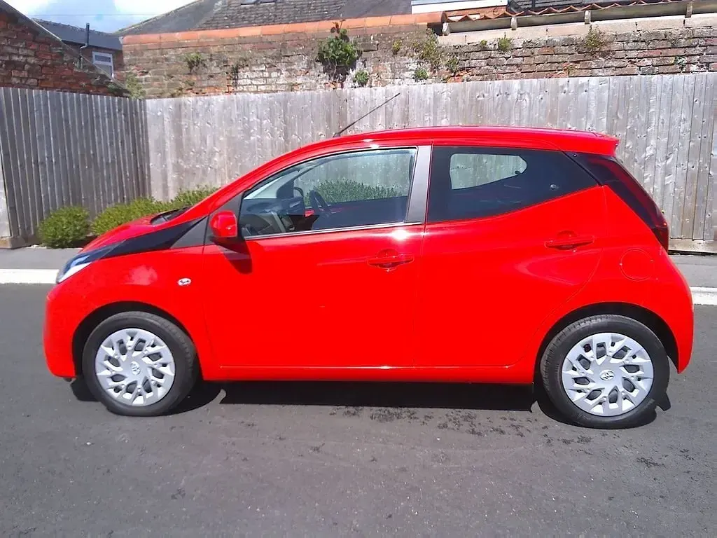 Second-hand Toyota Aygo X-play 72 CP (52 kW) 2021 Roșu Hatchback