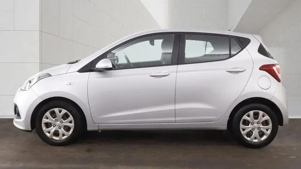 Used Hyundai i10 SE 67 HP (49 kW) 2015 Silver Hatchback