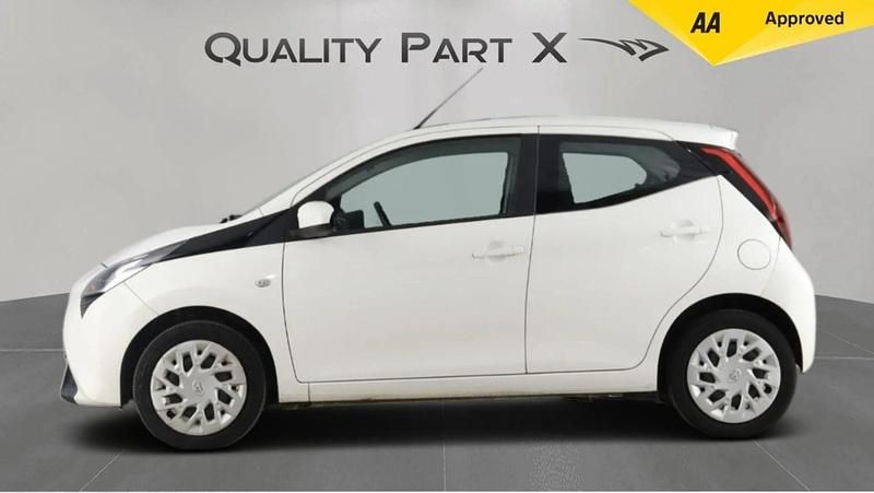 Used Toyota Aygo X-play 72 HP (52 kW) 2021 White Hatchback