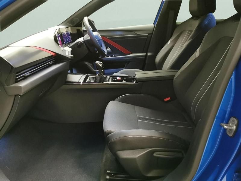 Second-hand Vauxhall Astra GS Line 130 CP (95 kW) 2022 Albastru Hatchback