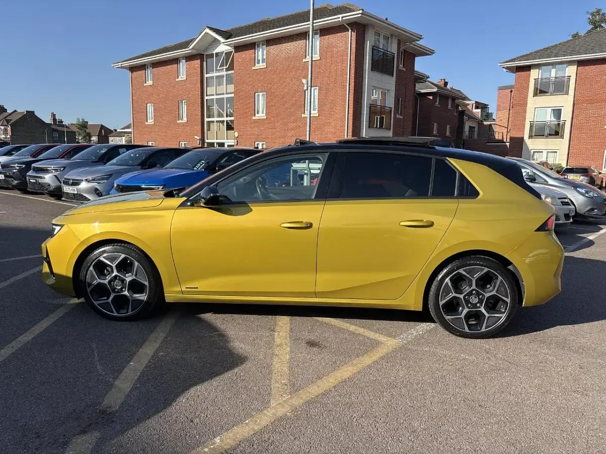 Used Vauxhall Astra Ultimate 128 HP (94 kW) 2022 Yellow Hatchback