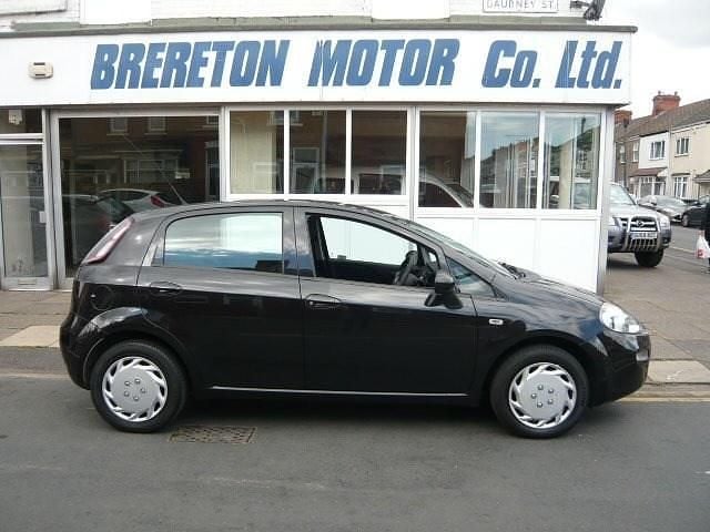Black Used 2013 Fiat Punto Pop Hatchback | £3,695 (Fair price) - Image 1/4