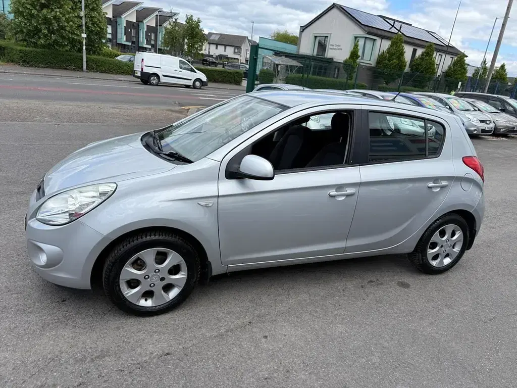 Used Hyundai i20 Comfort 101 HP (74 kW) 2009 Silver Hatchback