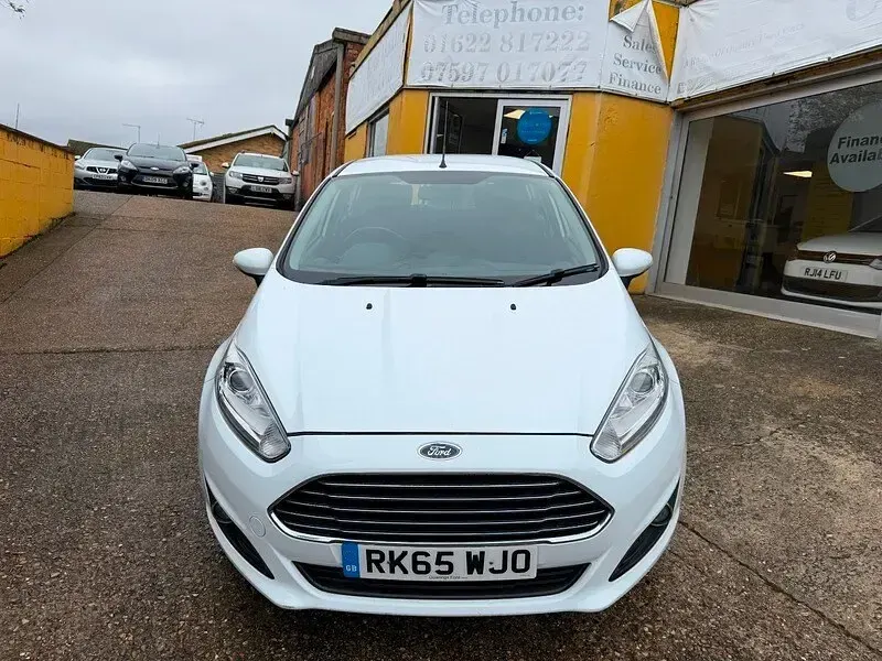 Begagnad Ford Fiesta Zetec 82 HK (60 kW) 2015 Vit Halvkombi