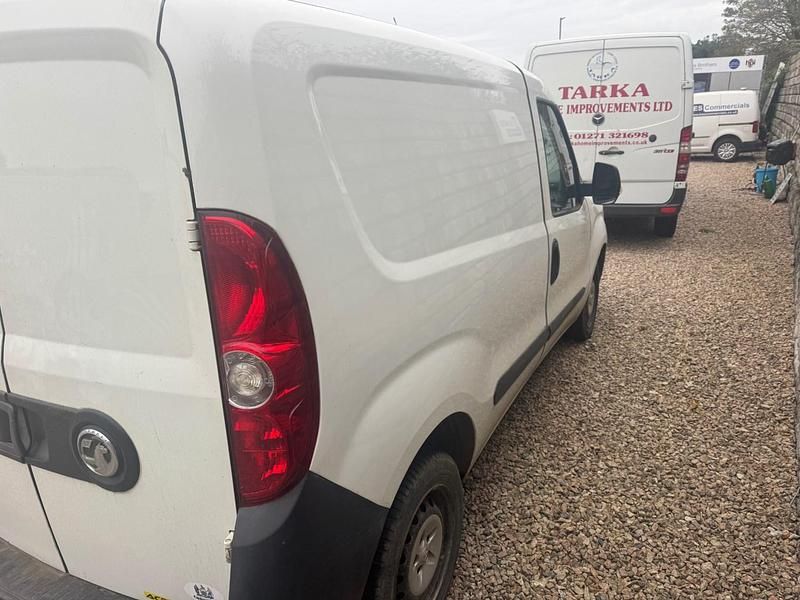Used Vauxhall Combo 89 HP (65 kW) 2015 White Van