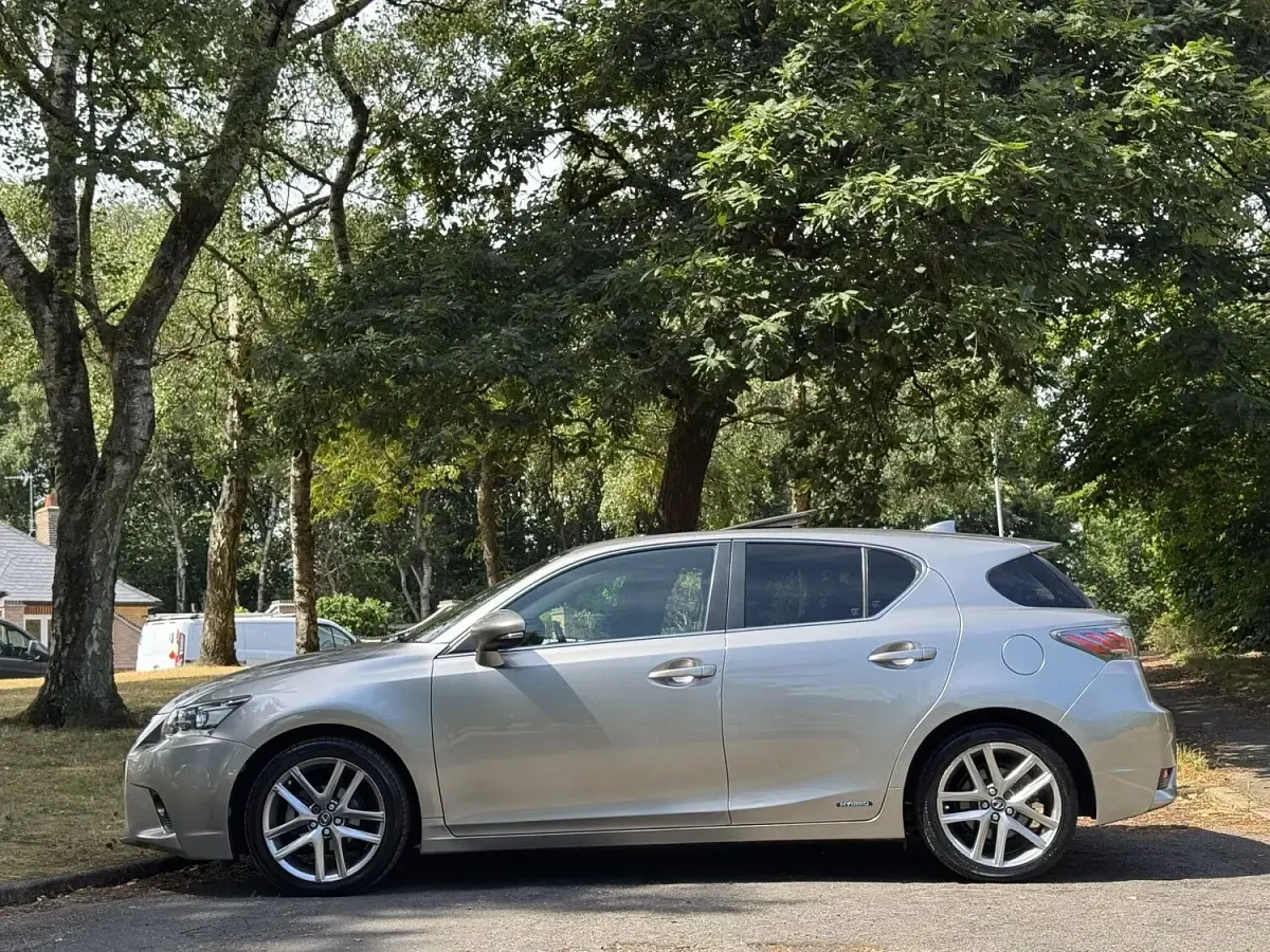 Used Lexus CT200h 136 HP (100 kW) 2015 Silver Hatchback