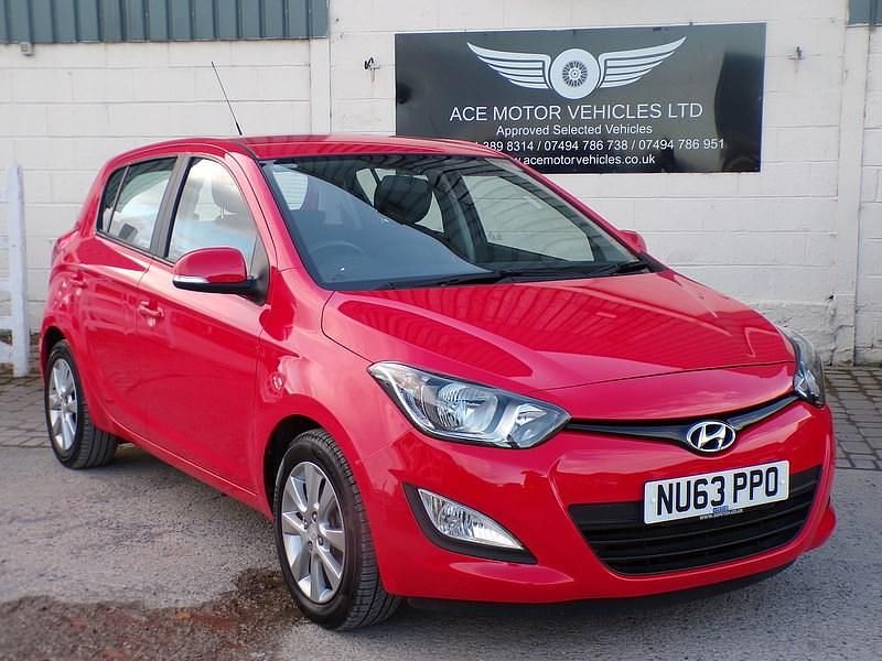 Red Used 2013 Hyundai i20 Active Hatchback | £5,499 (A bit pricey) - Image 1/4