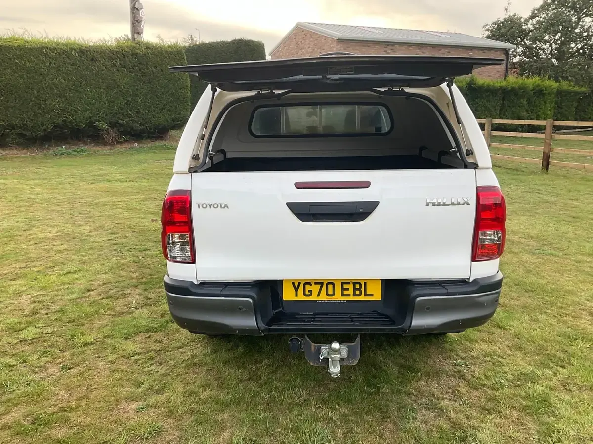 Used Toyota HiLux Active 150 HP (110 kW) 2020 White Pickup