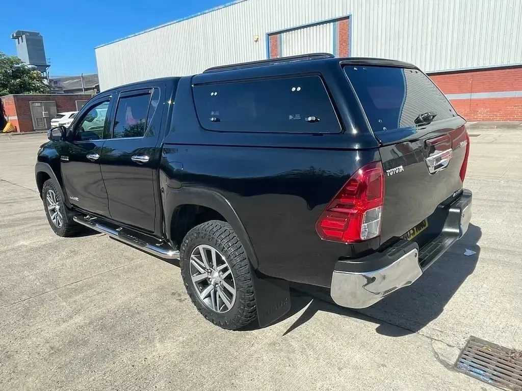 Begagnad Toyota HiLux 150 HK (110 kW) 2018 Svart Pickup
