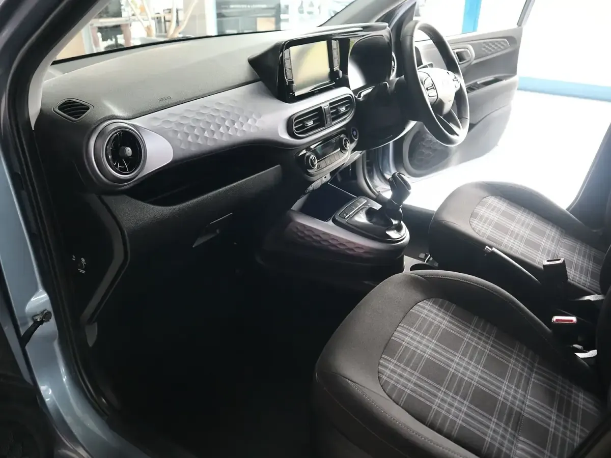 Used Hyundai i10 Premium 67 HP (49 kW) 2023 Meta blue Hatchback