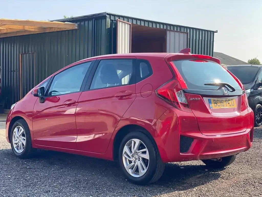 Used Honda Jazz SE 102 HP (75 kW) 2016 Red Hatchback