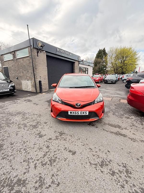 Usado Toyota Vitz 2025 Naranja Utilitario