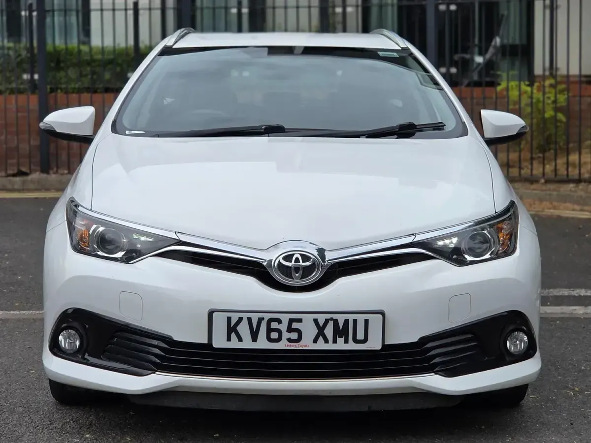 Used Toyota Auris 112 HP (82 kW) 2015 White Estate