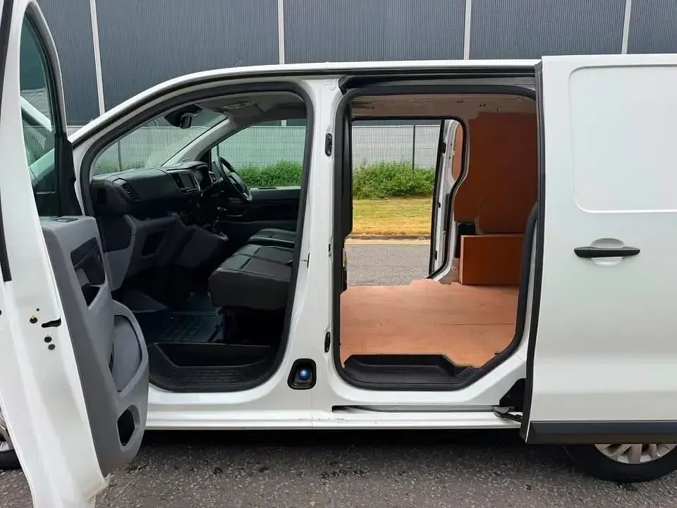 Used Citroën Dispatch 100 HP (73 kW) 2019 White MPV