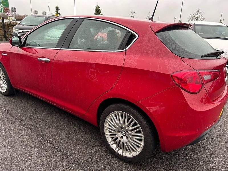 Begagnad Alfa Romeo Giulietta 2025 Röd Halvkombi