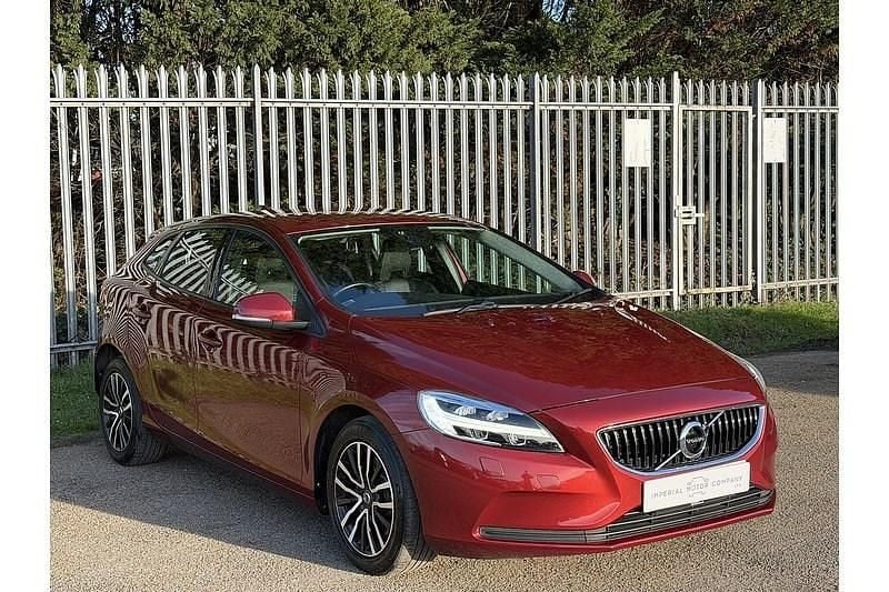 Used Volvo V40 Momentum 122 HP (89 kW) 2016 Red Hatchback