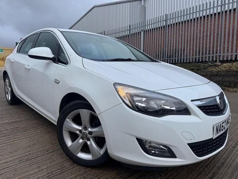 Used Vauxhall Astra SRi 115 HP (84 kW) 2012 White Hatchback