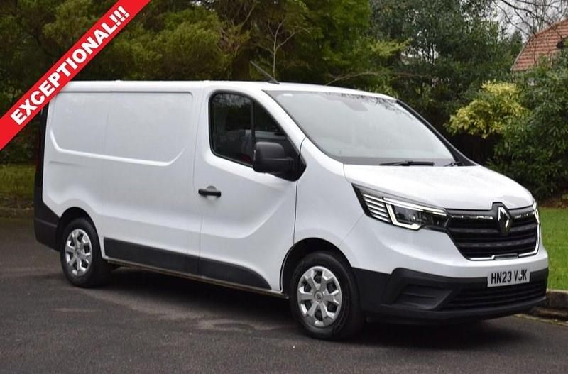 White Used 2023 Renault Trafic Business MPV | £10,450 (Good price) - Image 1/4