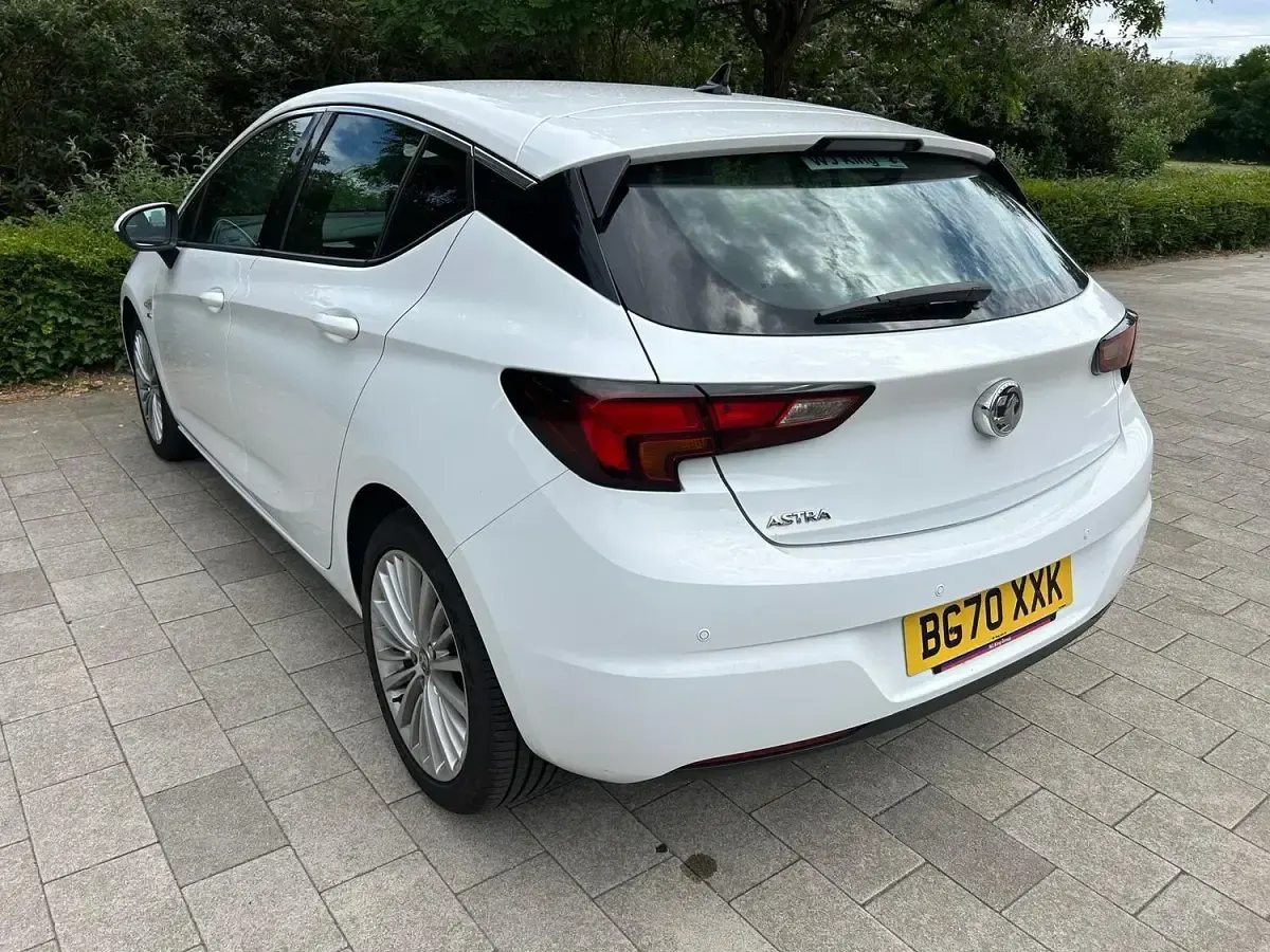 Used Vauxhall Astra Elite 145 HP (106 kW) 2020 White Hatchback