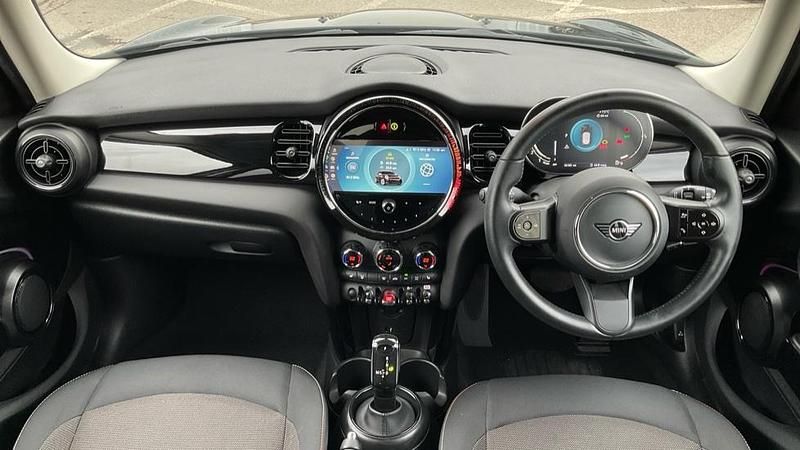 Usado Mini Cooper Classic 134 HP (98 kW) 2023 Preto Citadino
