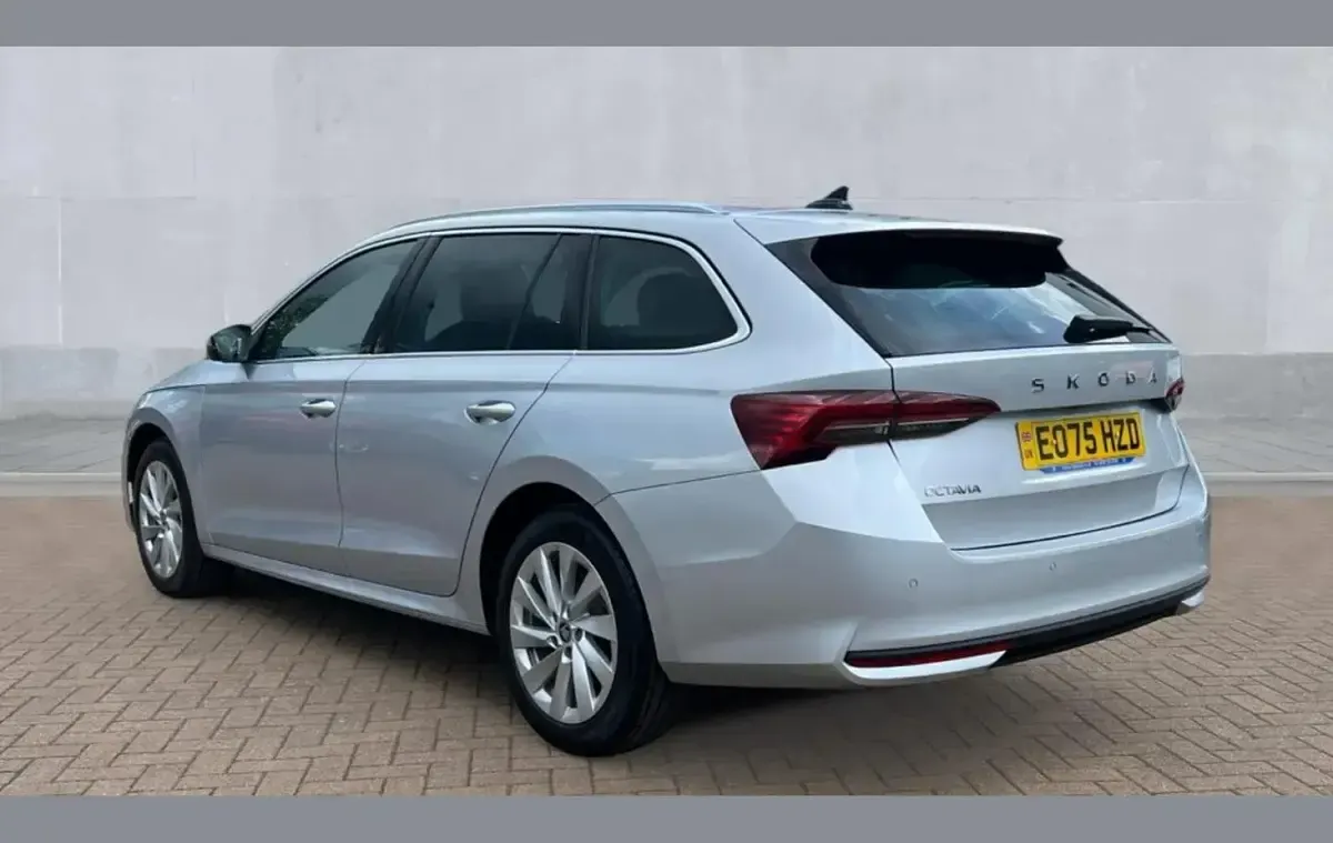 Usado Skoda Octavia SE L 147 CV (108 kW) 2025 Plateado Familiar